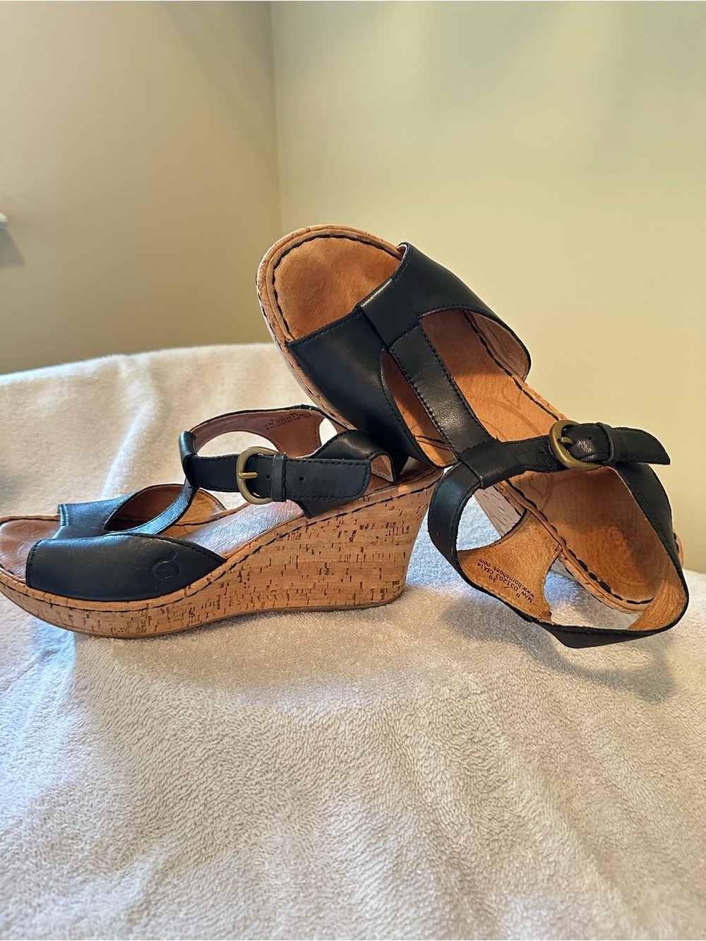 Born Black Leather Cork Wedge T Strap Sandals 8 Comfort Boho Earthy Granola